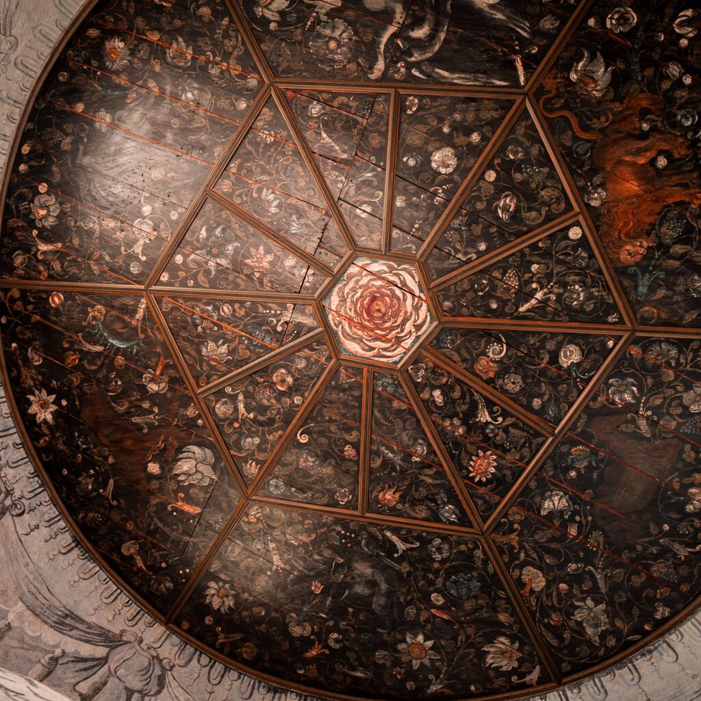 Loft malet med dyremotiver og rose i midten i tårnværelse på Gammel Estrup