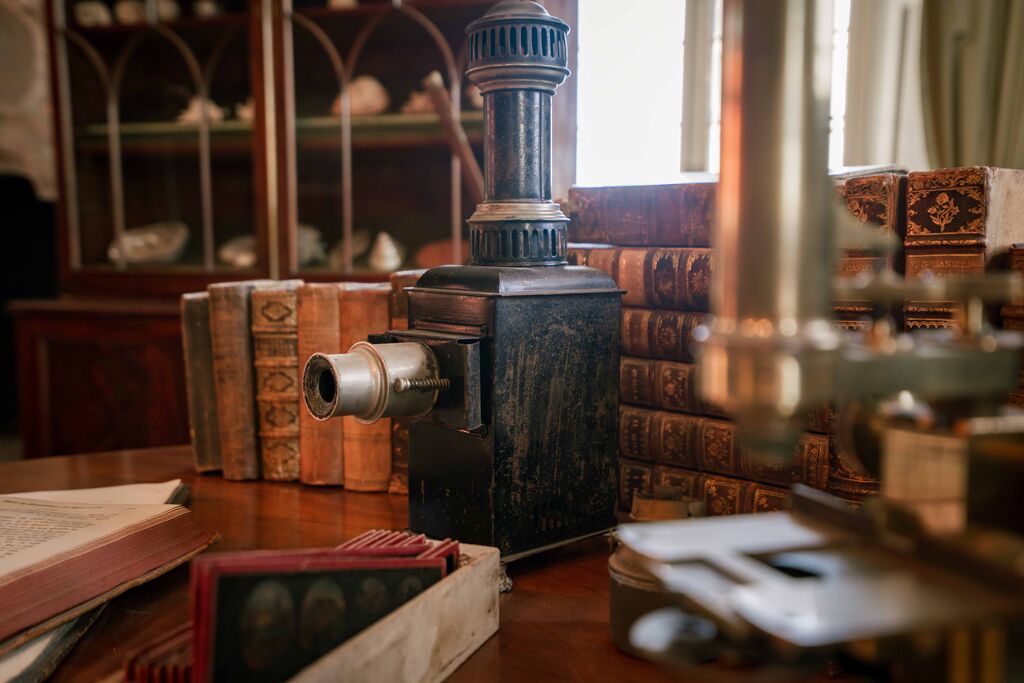 Videnskabelige instrumenter i Grevens Arbejdsværelse på Gammel Estrup