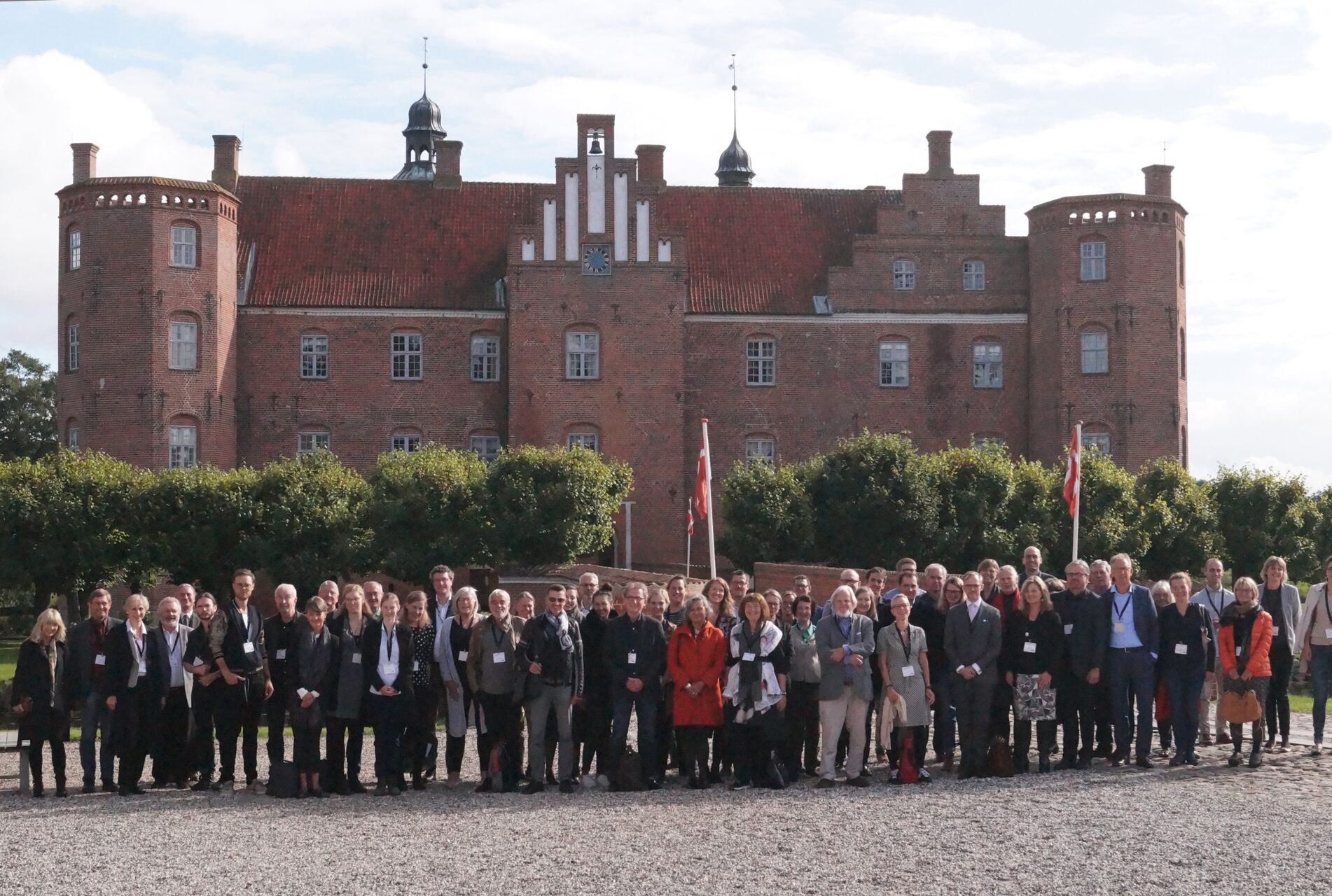 Fællesfoto af konferencedeltagere foran Gammel Estrup